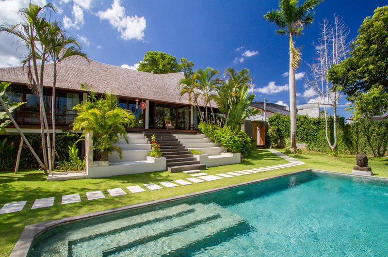 Serene Tropical Villa with Beautiful Garden and Pool for Relaxation