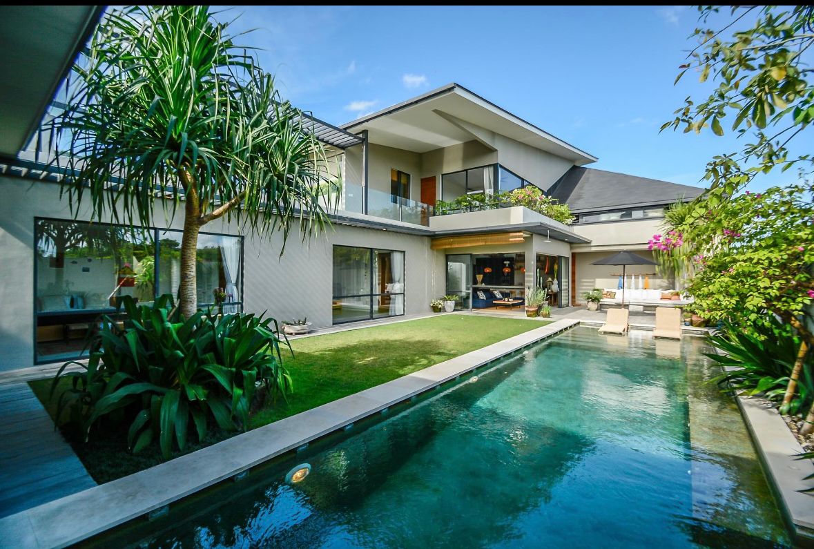 Modern 4BR Villa in Berawa – Walk to Beach, Dine & Relax in Style!