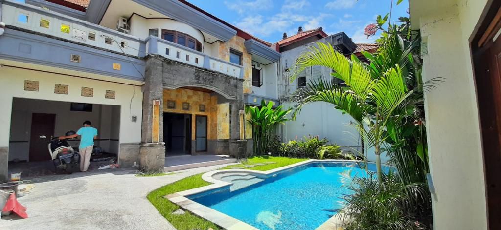 Stylish Family Villa with Pool and Classic Architecture