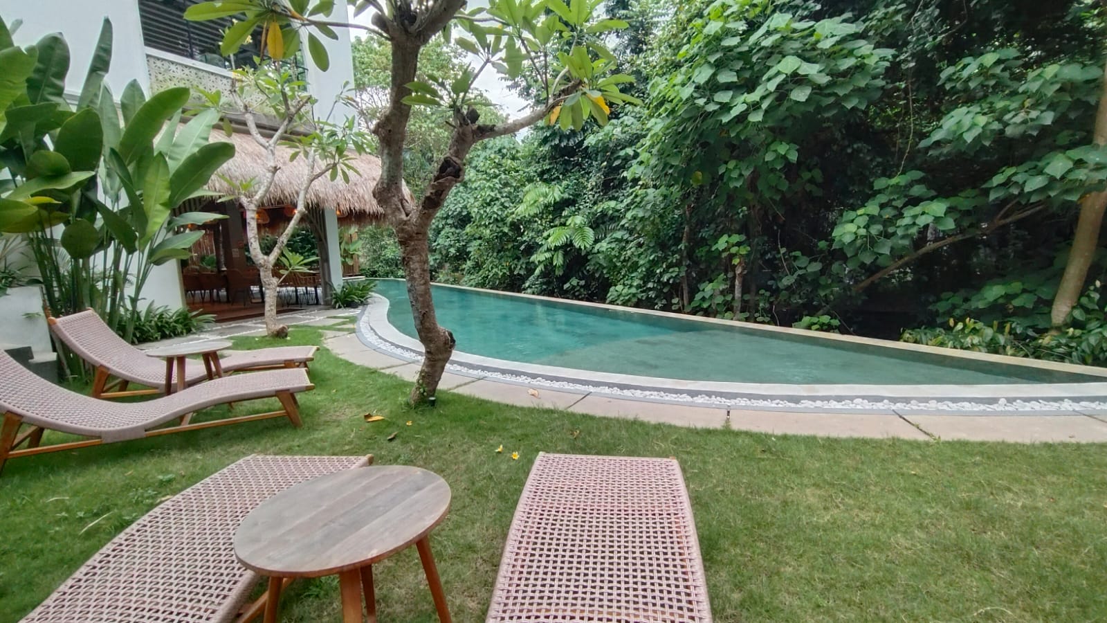 Modern 3 Bedrooms Villa with Restaurant & Coworking Space in Tumbak Bayuh