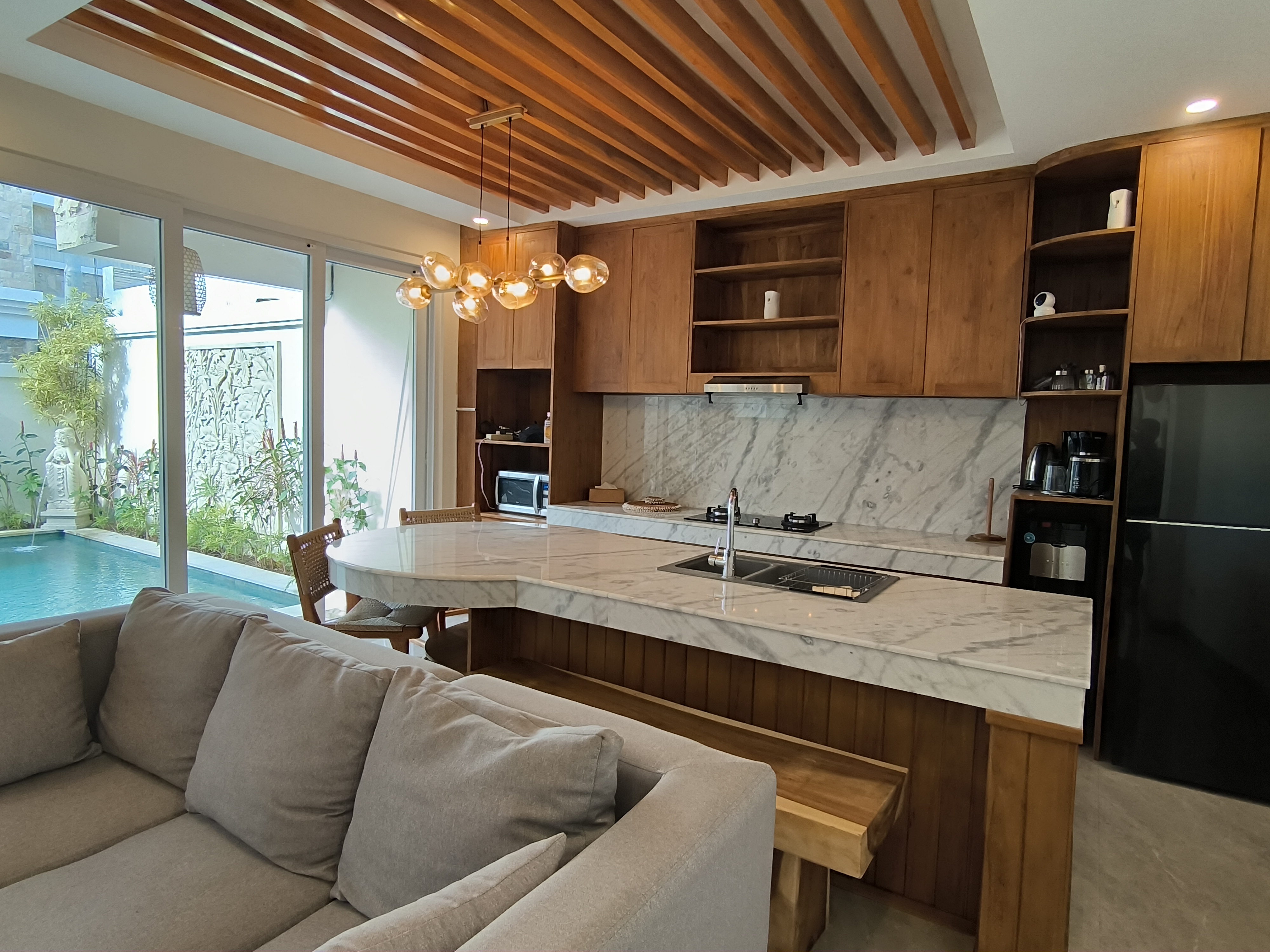 Stunning 3-Bedroom Villa with Rooftop Views in Tumbak Bayuh